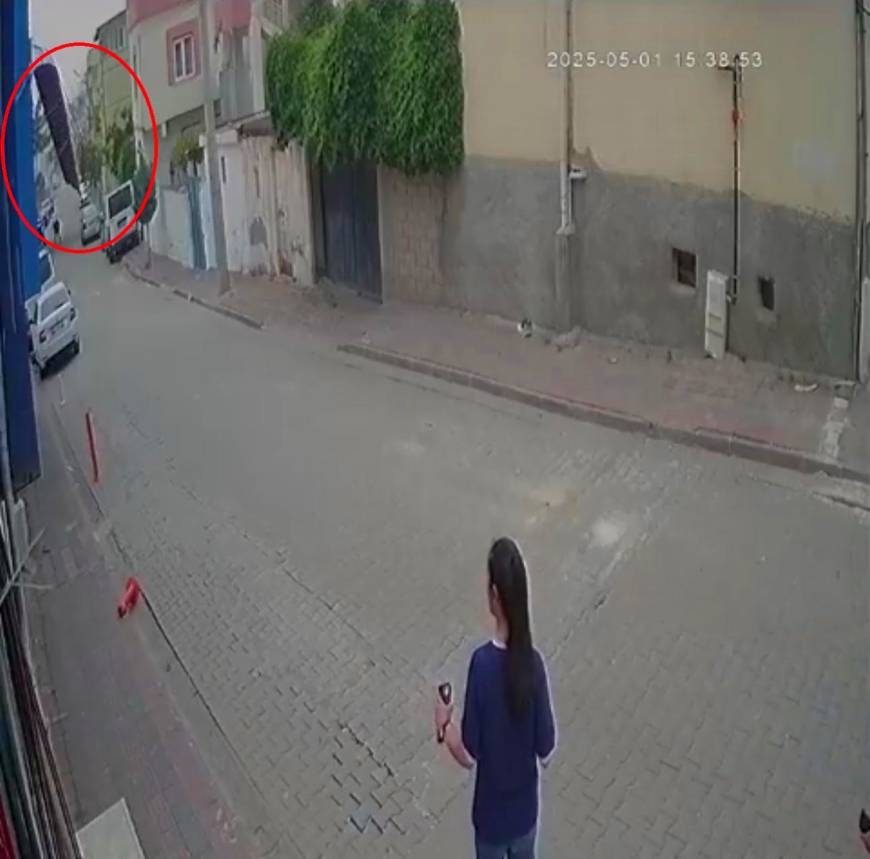 Diyarbakır ve Batman'da fırtına; çatı ve ağaçlar, araçların üzerine devrildi (3)
