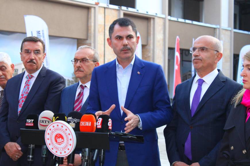 Bakan Kurum: Özgür Bey etrafına baksın yapılanları iyi görür