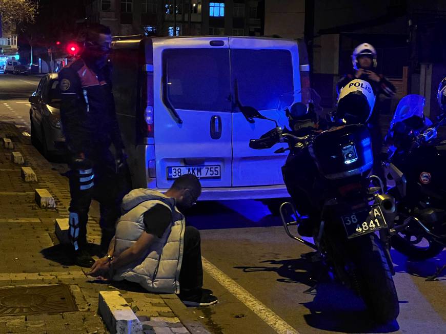 Cezaevinden izinli çıktı, polisten kaçmak isterken uyuşturucuyla yakalandı