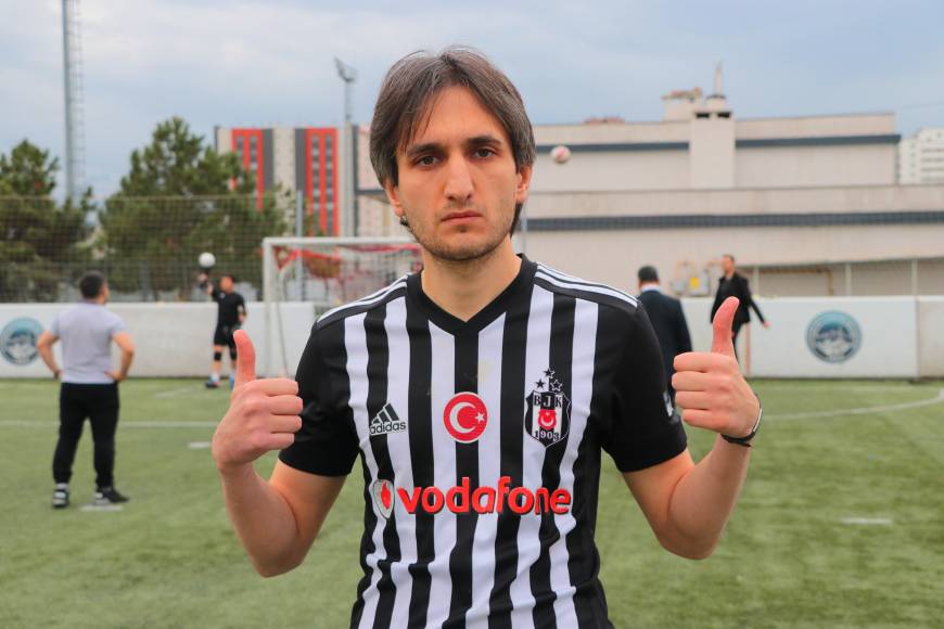 Görme engelli öğretmen, okulda öğrencilerin, yeşil sahada topun peşinden koşuyor
