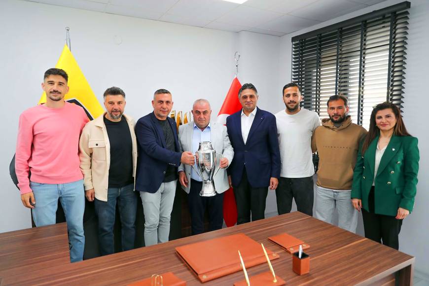 Şampiyon Aliağa Futbol kupasına kavuştu