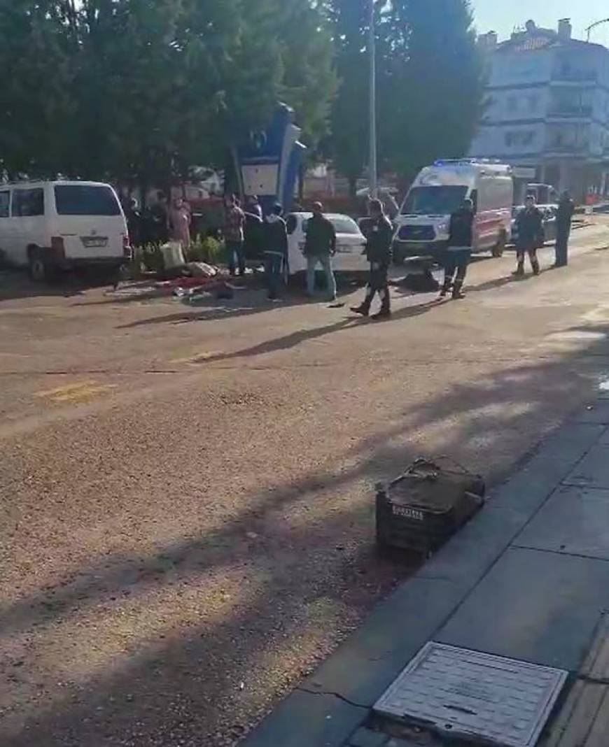 Minibüs ile otomobil çarpıştı: 3'ü ağır, 9 yaralı