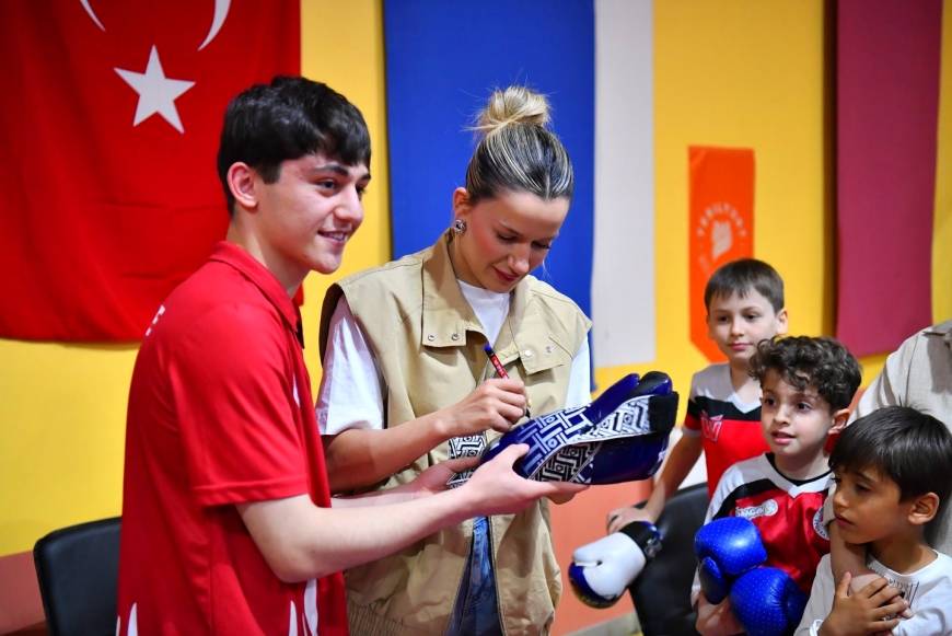 Milli boksör Hatice Akbaş, genç sporcular ile buluştu