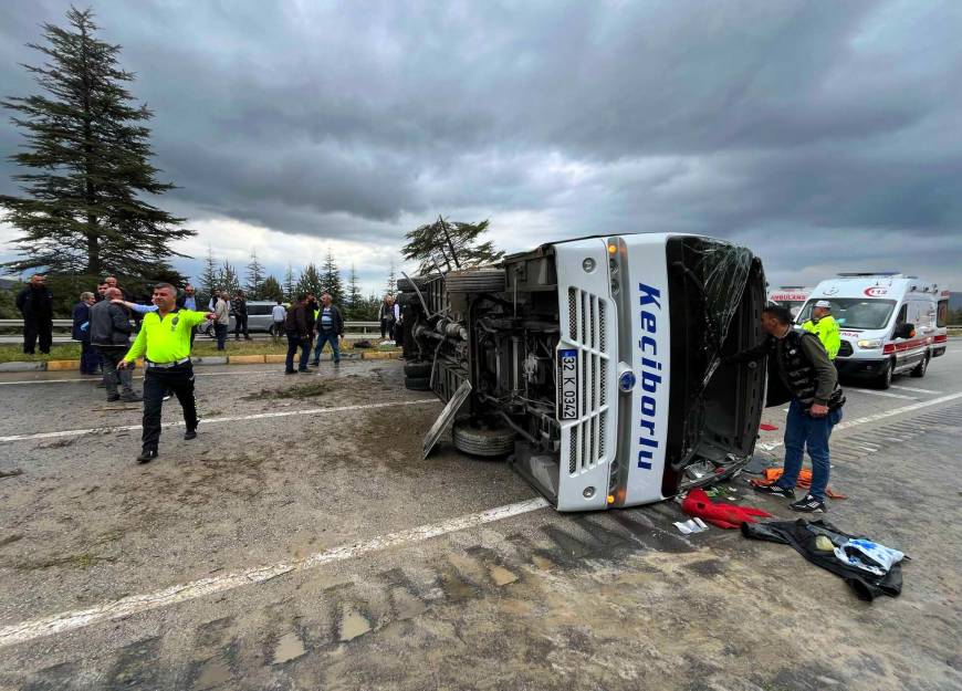 Isparta'da yolcu midibüsü devrildi: 16 yaralı