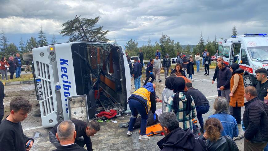 Isparta'da yolcu midibüsü devrildi: 16 yaralı / Ek fotoğraflar