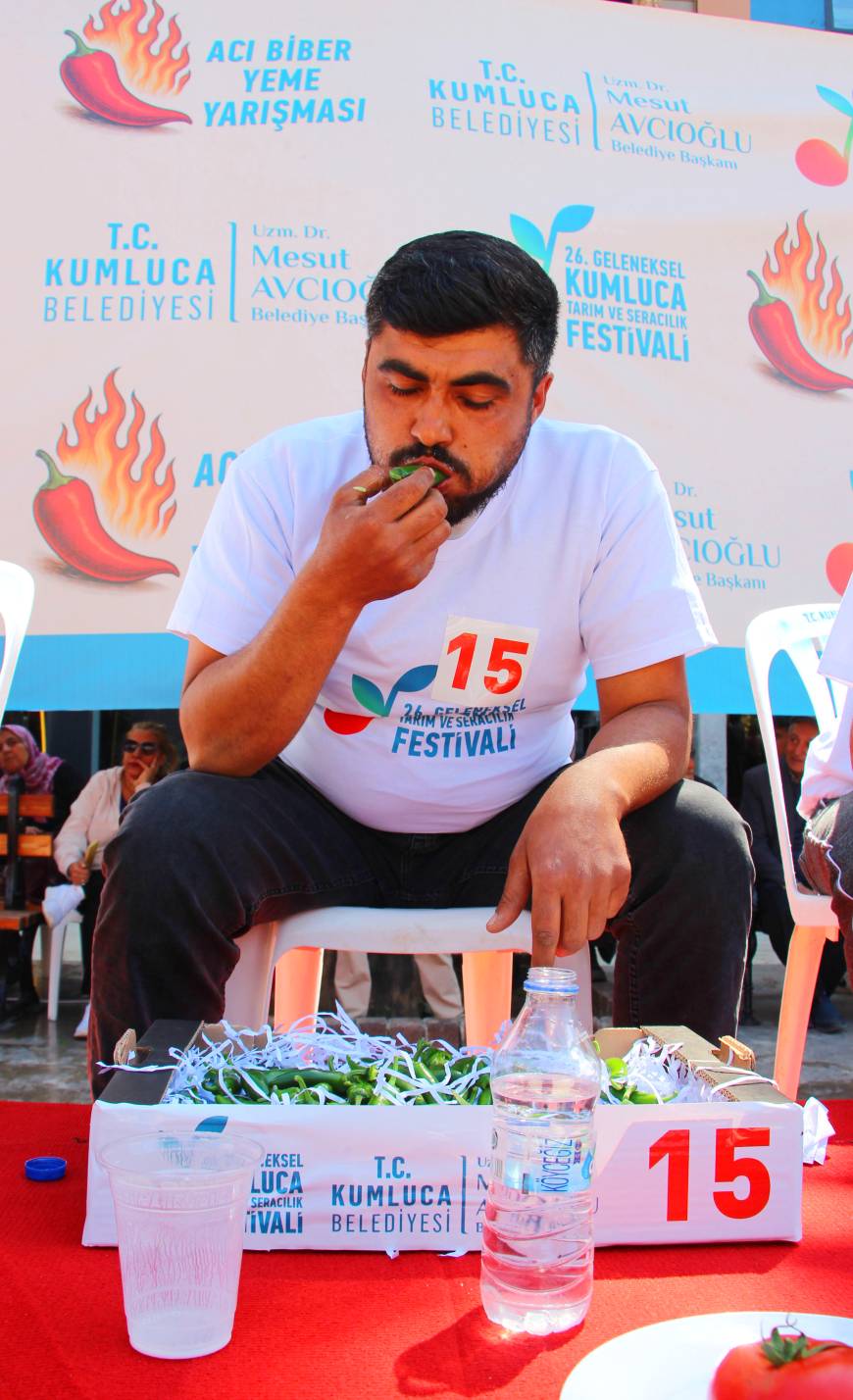 3 dakikada 398 gram acı biber yiyip, yarım altın kazandı