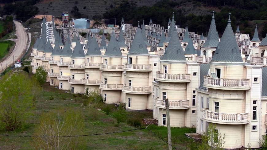 'Peri masalı' yaşam tarzı sunacağı vaadiyle lansmanı yapılıp atıl kalan villalar, dronla görüntülendi/ Ek fotoğraflar