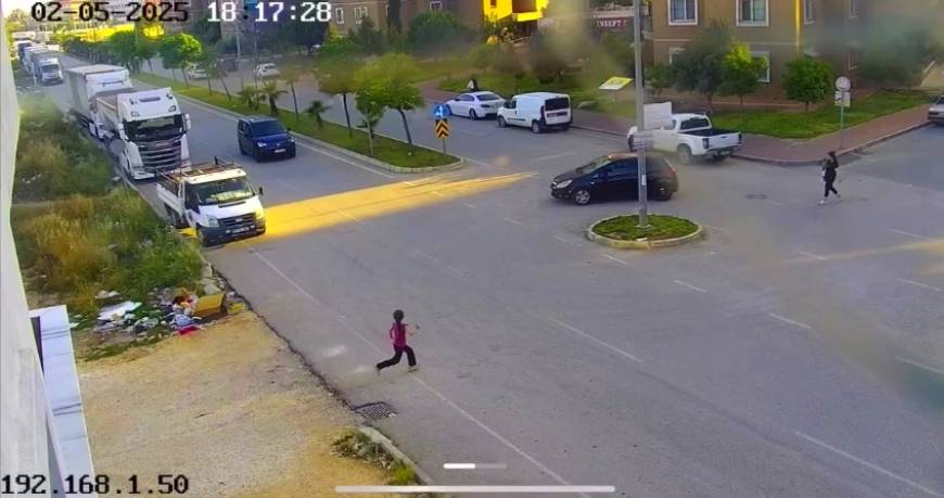 Hafif ticari aracın çarptığı çocuk, ağır yaralandı; kaza kamerada