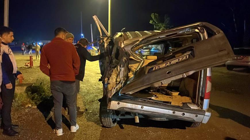 Freni boşalan kamyonet, otomobillere çarpıp Eşen Çayı’na uçtu; 2 yaralı/ Ek fotoğraflar