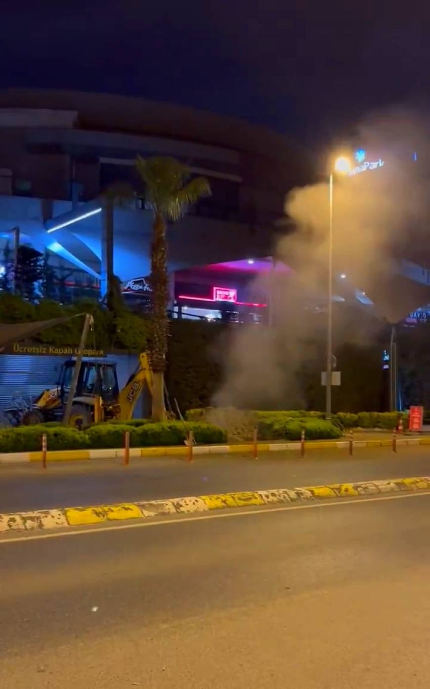 İstanbul- Küçükçekmece'de, kazı çalışmasında doğalgaz boru hattı hasar gördü; sızan gaz kamerada
