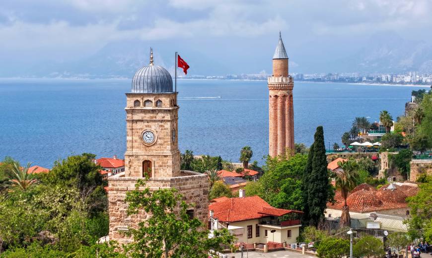 Tarihi saat kulesi 'zamana' yetişemiyor