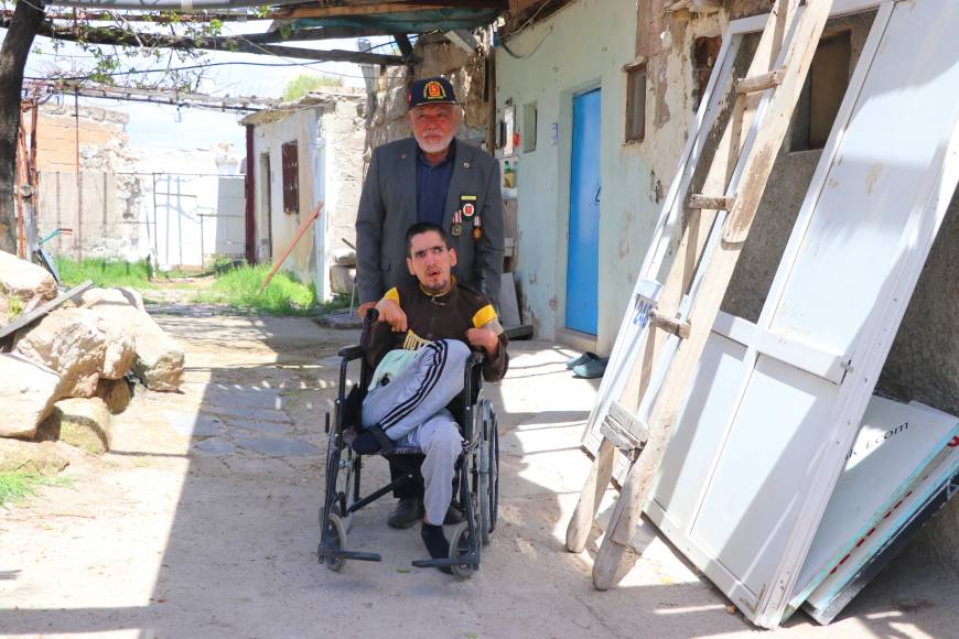 Kıbrıs gazisi, 35 yıldır yatalak oğlu için terk edilen mahalleyi bekliyor