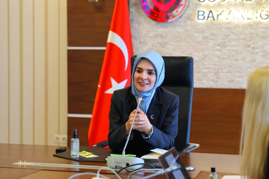 Bakan Göktaş'tan, üniversite öğrencilerinin 'Koruyucu Aile' konulu bitirme projesine destek