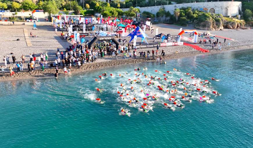 30 ülkeden sporcular Akdeniz'in sularında kulaç attı