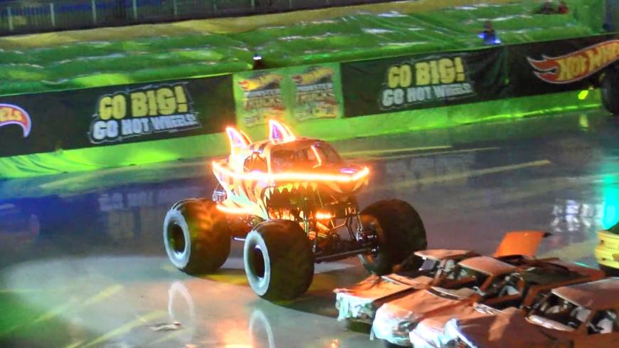 İstanbul - Hot Wheels'ın dev tekerlekli canavar kamyonları İstanbul'da şov yaptı