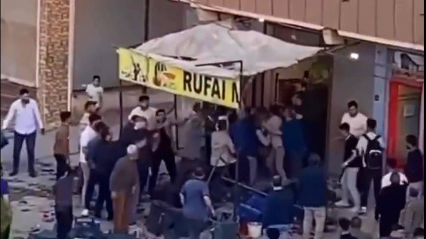 Sopalı, tekmeli ve yumruklu kavga kamerada; 4 yaralı