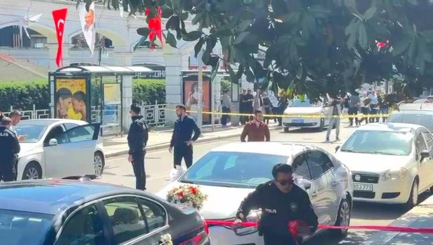 İstanbul - Avcılar'da motosikletle gelip otomobile ateş açtılar - 1