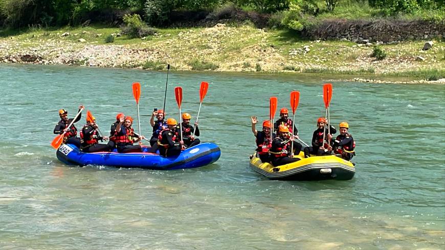 Garzan Çayı'nda ilk rafting; Batman Valisi de kürek çekti