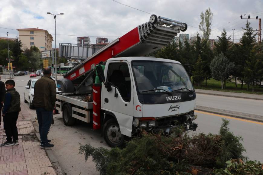 Yük asansörlü kamyonet parka girdi, ağaçlara çarpıp durdu