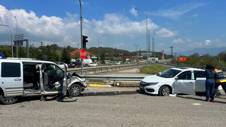 Hafif ticari araç ile otomobil kavşakta çarpıştı; 10 yaralı