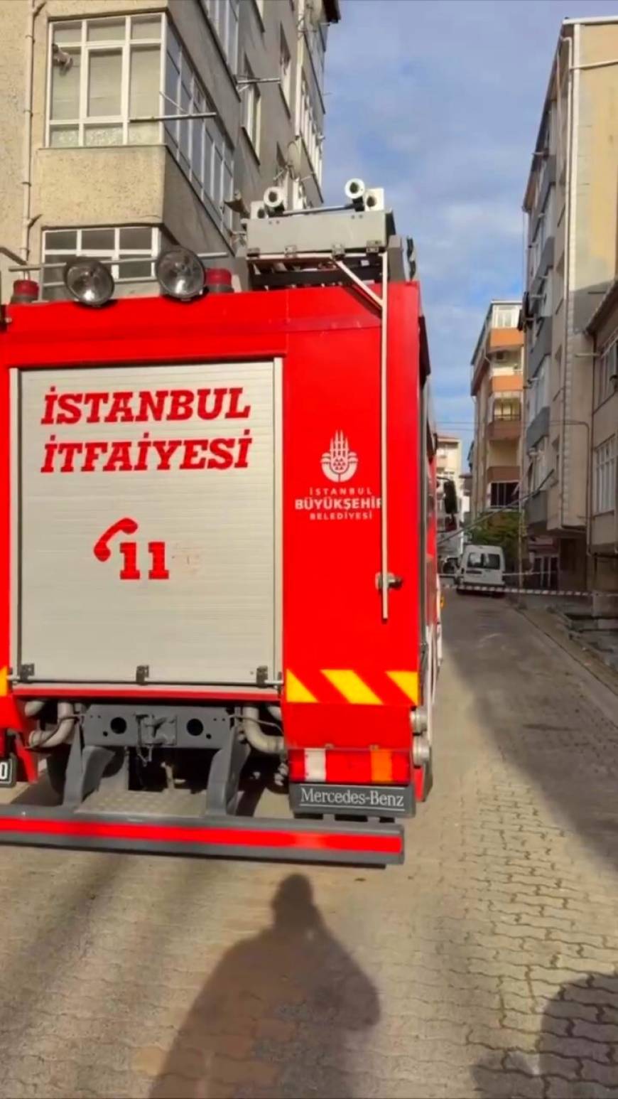 İstanbul- Küçükçekmece'de işçinin yaslandığı aydınlatma direği devrilerek eve girdi