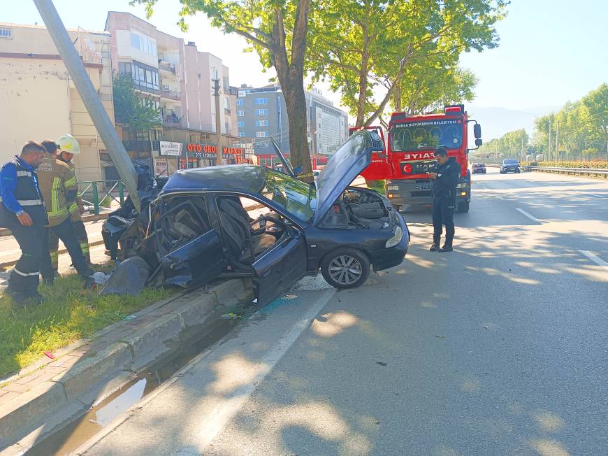 Bursa'da otomobil aydınlatma direğine çarptı: 1'i ağır, 2 yaralı