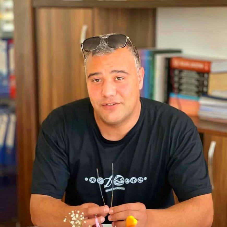 Refüje çarpan motosikletin sürücü öldü; kaza kamerada