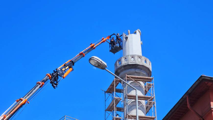 Zonguldak’ta caminin hasarlı ve dayanıksız çıkan minaresi yıkılıyor
