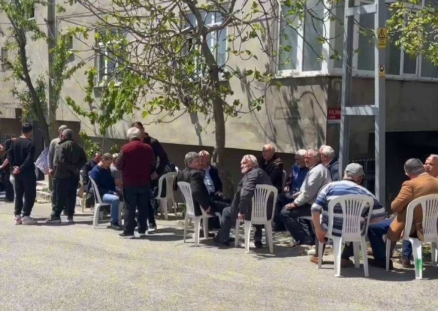 İstanbul - Kaybolduktan 6 gün sonra cansız bedeni bulunan İshak Öztürk son yolculuğuna uğurlandı