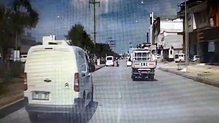 Hafif ticari aracın yayaya çarptığı kaza kamerada