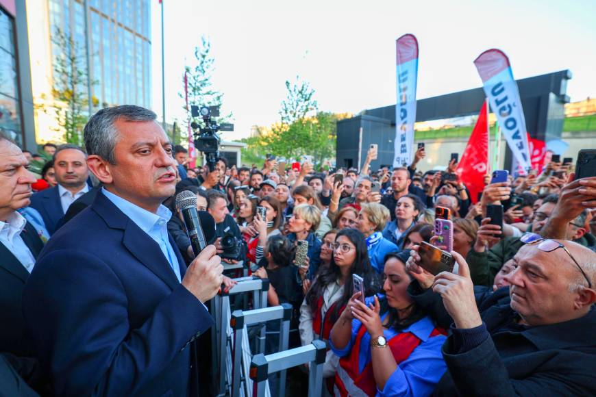 İstanbul - Özgür Özel, CHP İstanbul İl Başkanlığı önünde konuştu