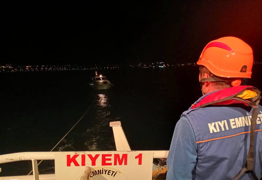 Çanakkale Boğazı'nda sürüklenen tekne kurtarıldı