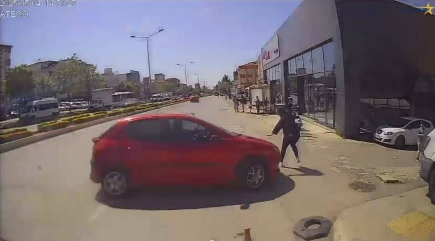İstanbul - Ataşehir'de yol kenarında yürürken çarptığı kadın metrelerce savruldu : O anlar kamerada