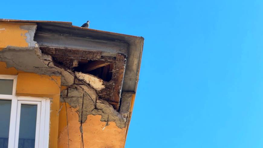 İstanbul- Avcılar'da 7 katlı binanın çatısındaki beton parçalar düştü
