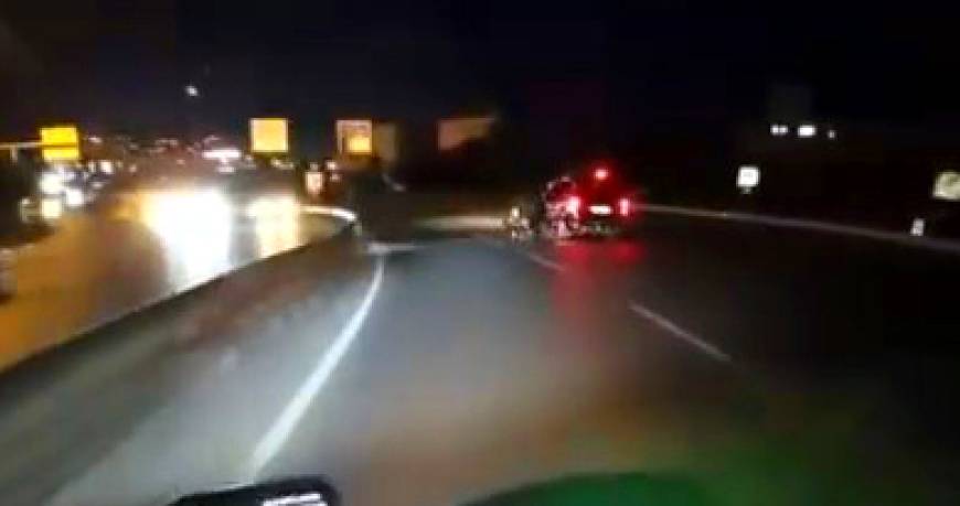 İstanbul - Avcılar'da otomobilin çarptığı motosikletli yola savruldu; araçların altında kalmaktan son anda kurtuldu