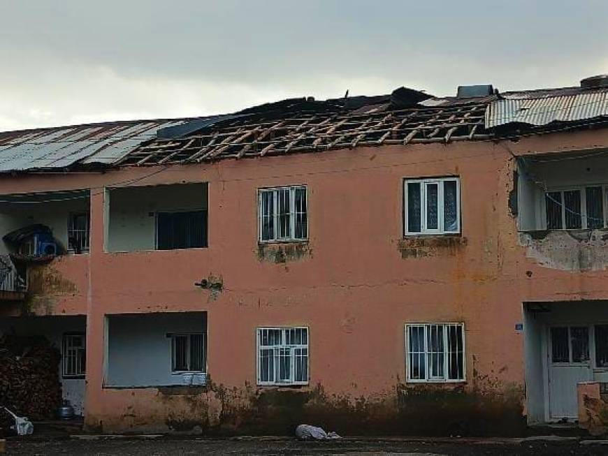 Hakkari'de fırtına; çatılar uçtu, seralar zarar gördü