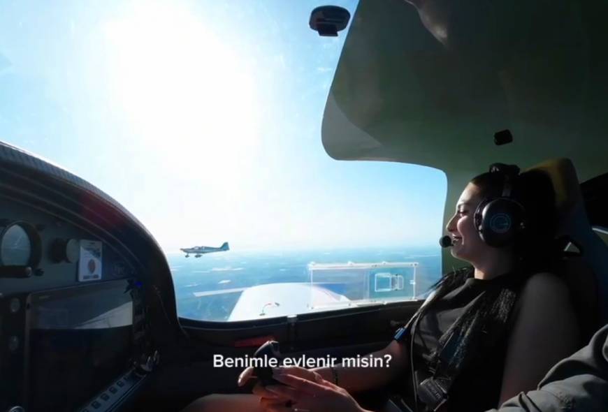 Gökyüzünde telsizle evlilik teklifi; 'Diz çökmemek için yaptın bunu değil mi'