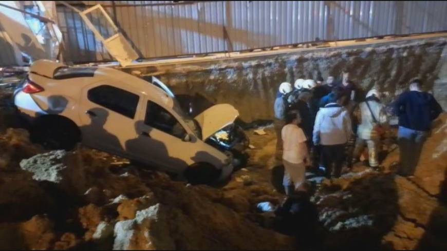 İstanbul - Arnavutköy'de bekçiye çarpan otomobil şantiyeye uçtu: 2 yaralı