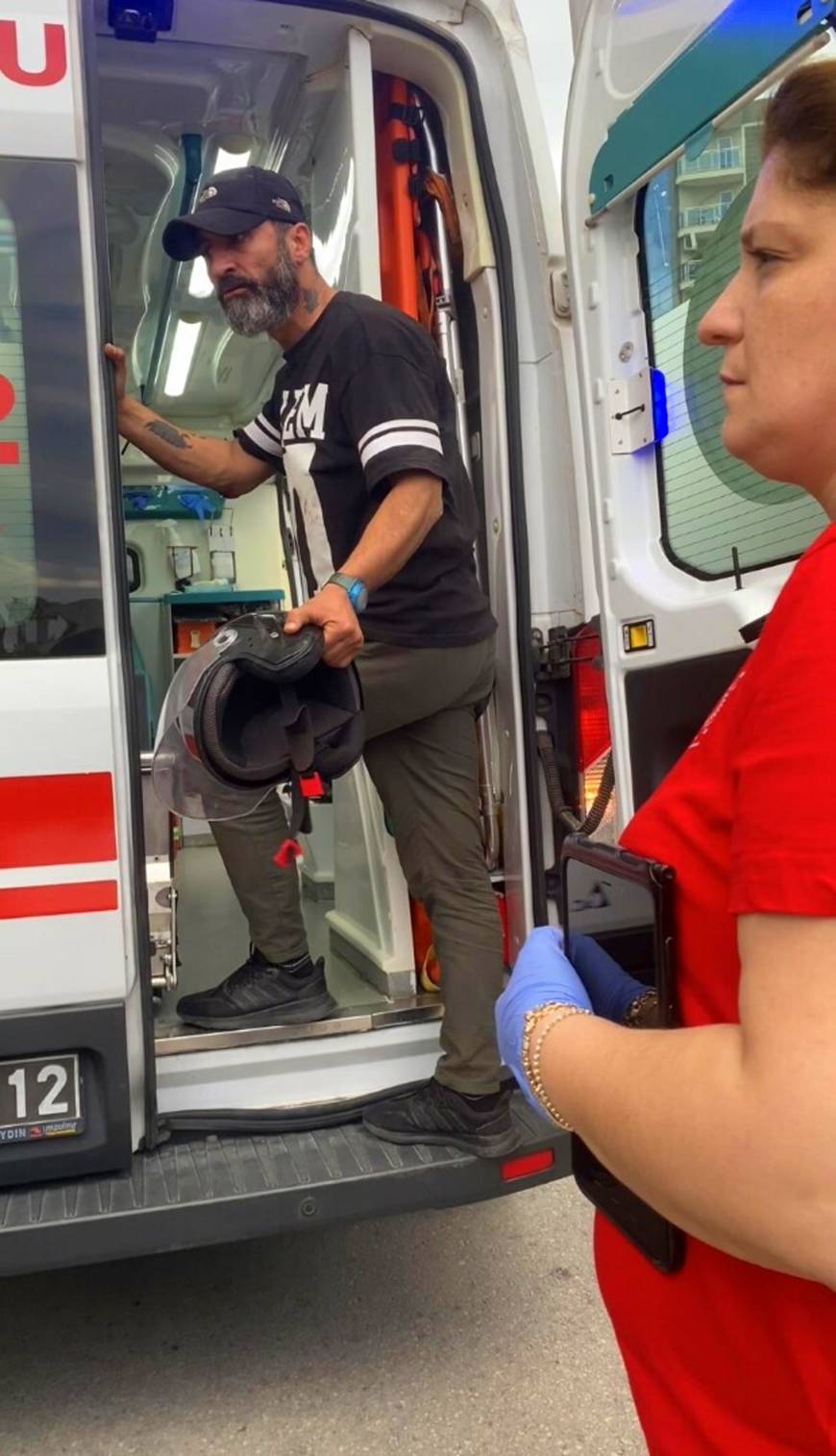 Kaza yapan alkollü motosiklet sürücüsü, yardım eden sağlık personellerine hakaretler savurdu