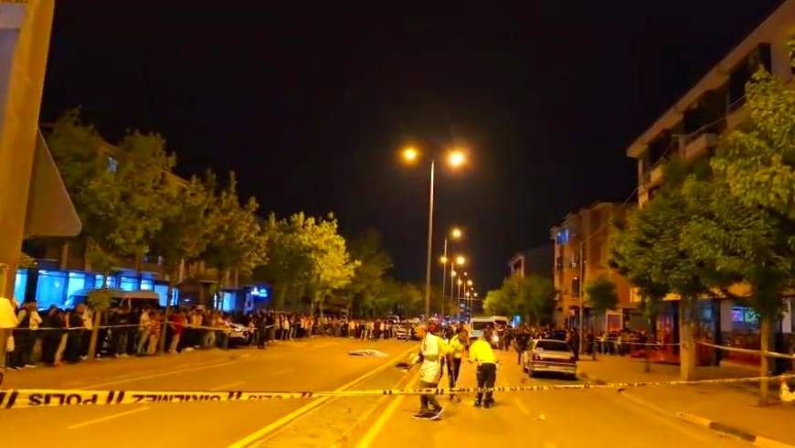 Otomobilin çarptığı iki kadın hayatını kaybetti