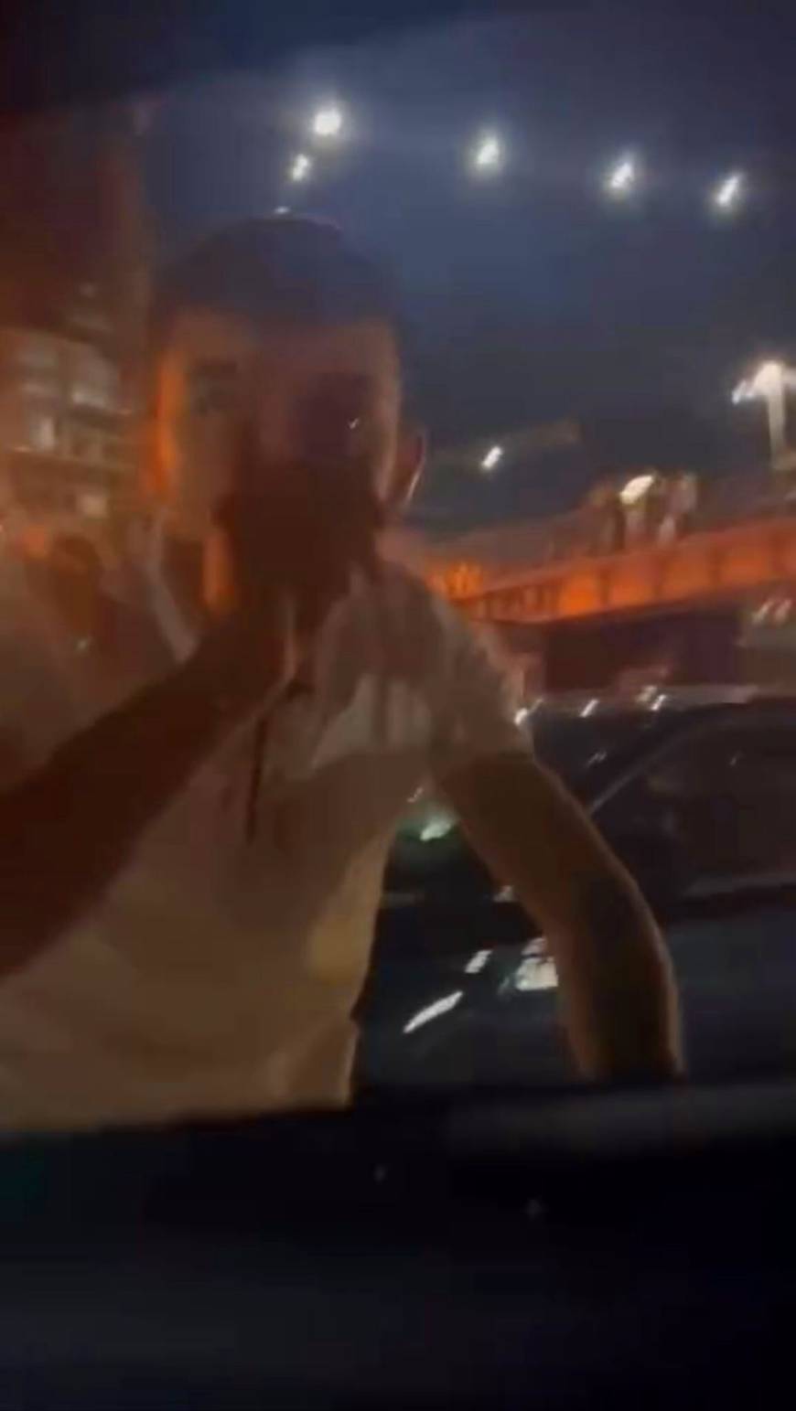 İstanbul - Beyoğlu'nda trafikte tartıştığı sürücünün otomobiline tekme ve yumrukla saldırdı