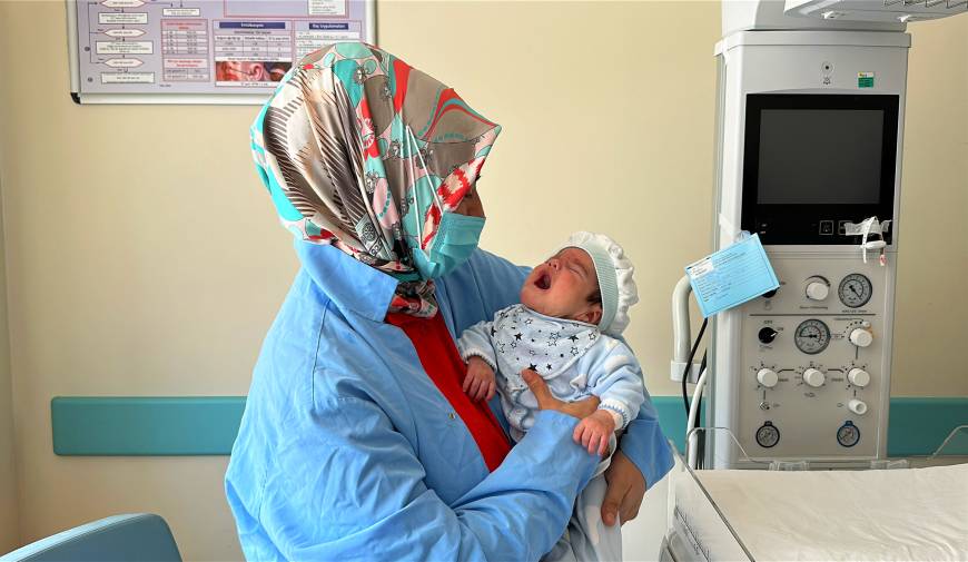 34 haftalık doğan Eymen bebeğin boynundan 445 gram tümör çıkarıldı