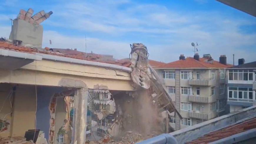 İstanbul- Avcılar'da riskli bina yıkıldı; yandaki bina 4 saat tahliye edildi