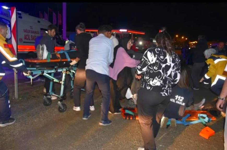 Gümüşhane'de otomobiller çarpıştı; 2'si yaya, 11 yaralı