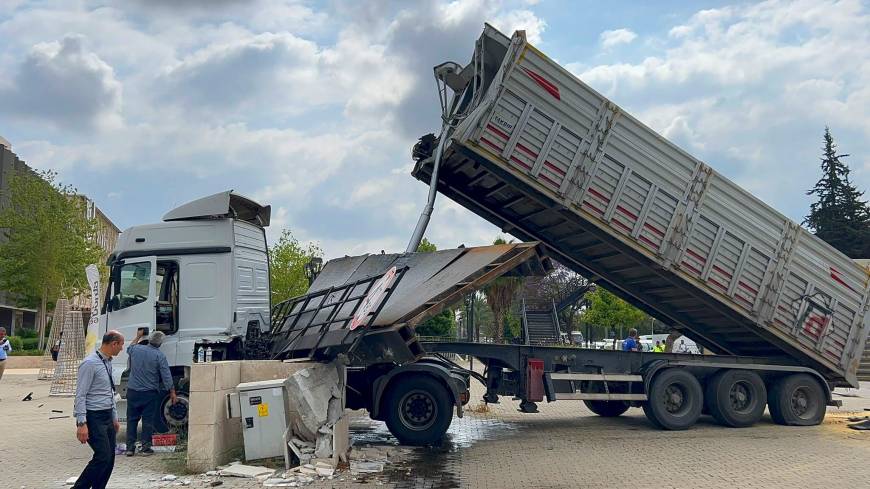 TIR’ın açılan dorsesi üst geçidi parçaladı