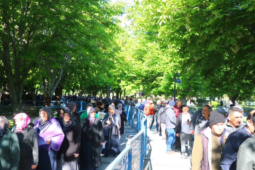 Kayseri'de domates fidesi dağıtımında kuyruk oluştu