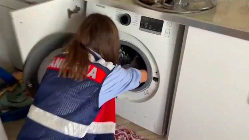 Çamaşır makinesi ile toprak altından silahlar çıktı; 16 gözaltı
