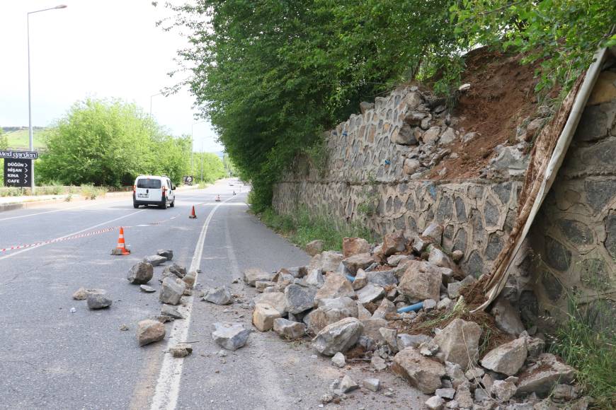 Diyarbakır’da yol kenarındaki istinat duvarında kısmi çökme