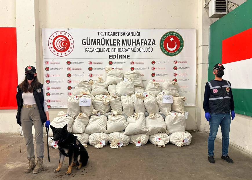 Kapıkule'de otobüsteki 234 kilo esrarı, narkotik köpeği Turbo buldu