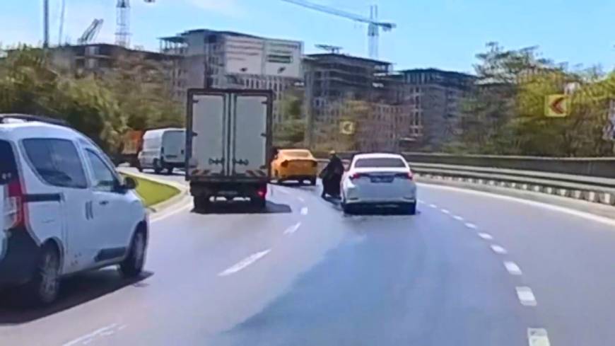 İstanbul - Zeytinburnu'nda yakıt dökülen yolda kaydı; sürücünün refleksiyle ölümden döndü